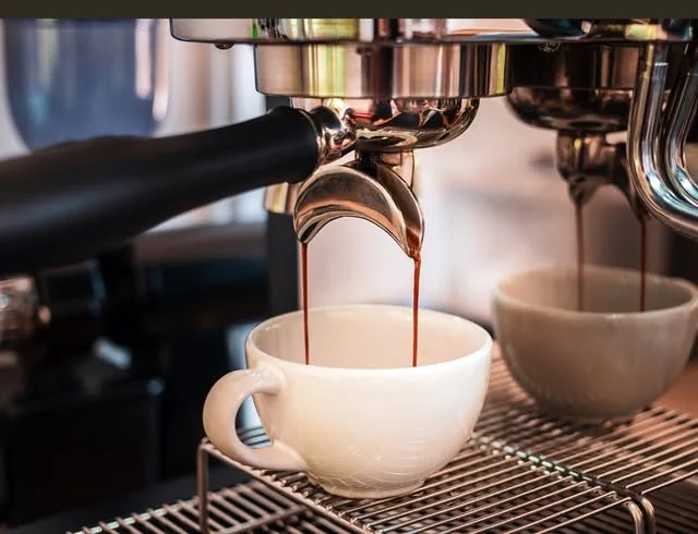 Extração de café espresso em xícara branca